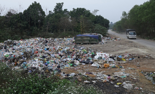 Dân chặn bãi rác Xuân Sơn: Hà Nội sẽ 